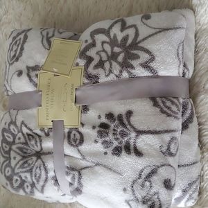 NWT Fleece Throw 59" x 70"